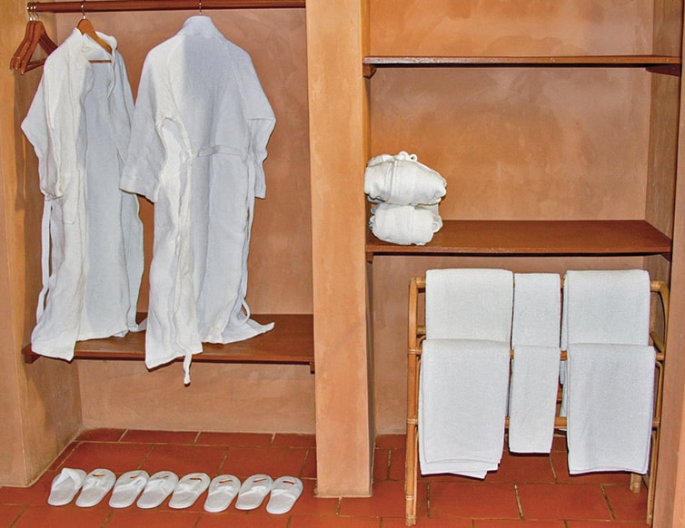 Image of all the bath clothes provided along with shelving for guests